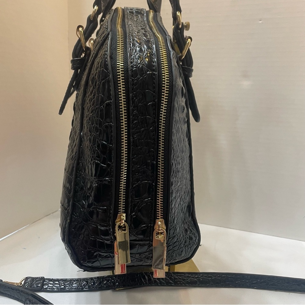Elegant Black Crocodile-Embossed Women's Handbag. PVC. Dome. Double zip. Used. - Picture 4 of 16
